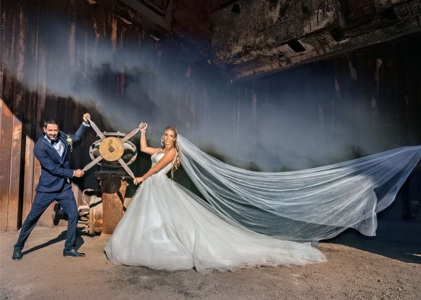 Hochzeitspaar im Landschaftspark  mit Raucheffekt